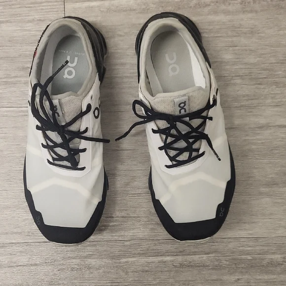 On Running Black and White Athletic Shoes Sleek Design - Picture 4 of 5